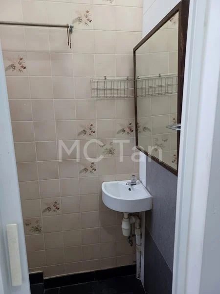 Common Room (Condo) for Rent in  Uni Building - Image 3