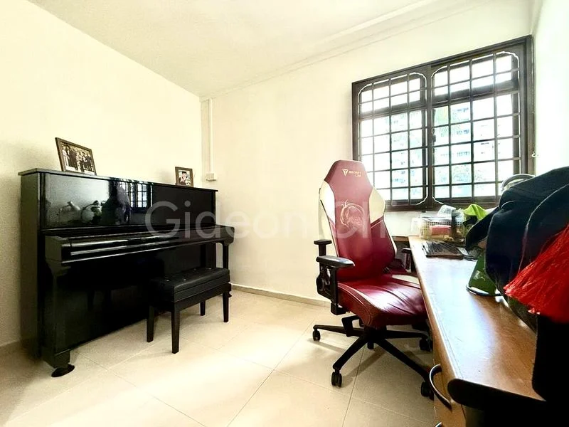 Executive HDB for Sale in  960 Hougang Avenue 9 - Image 8
