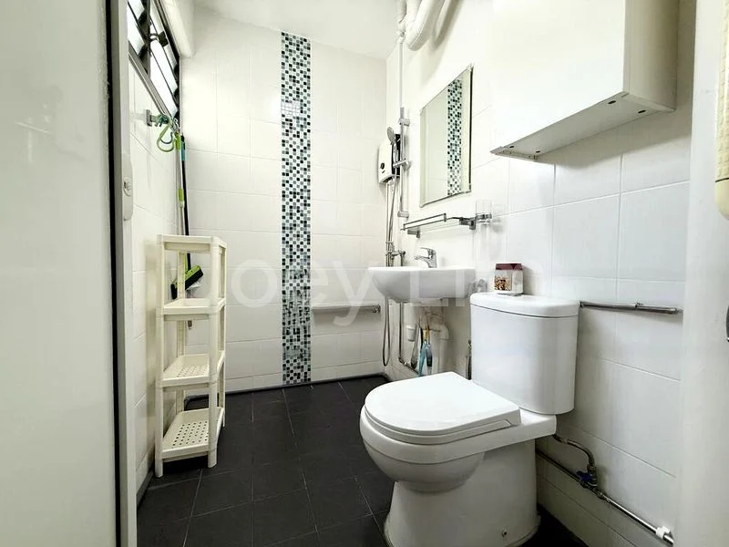 Jumbo HDB for Sale in  460 Tampines Street 42 - Image 1
