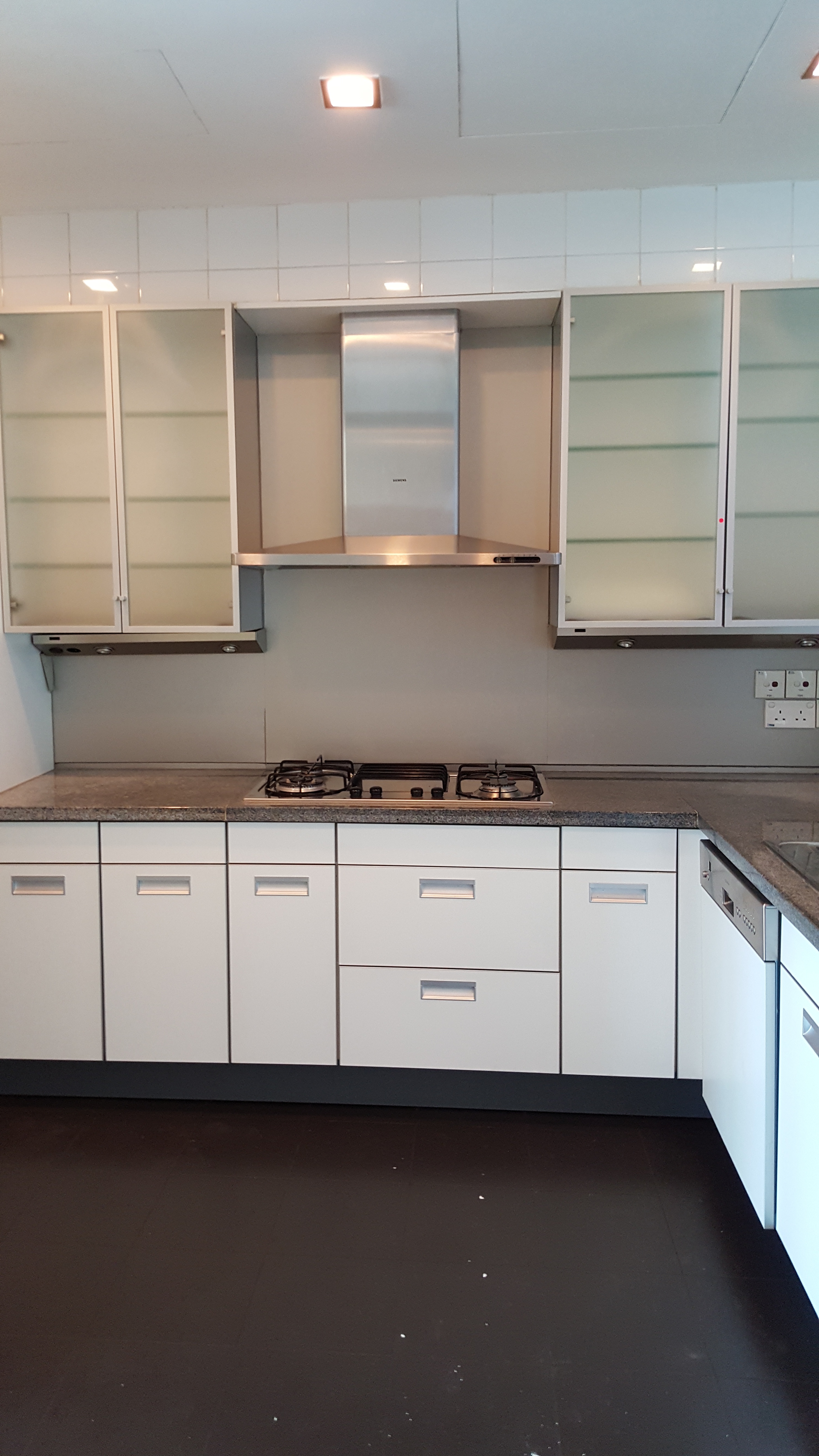 Light Cairnhill Penthouse 3 bedroom with Roof Garden - Image 4